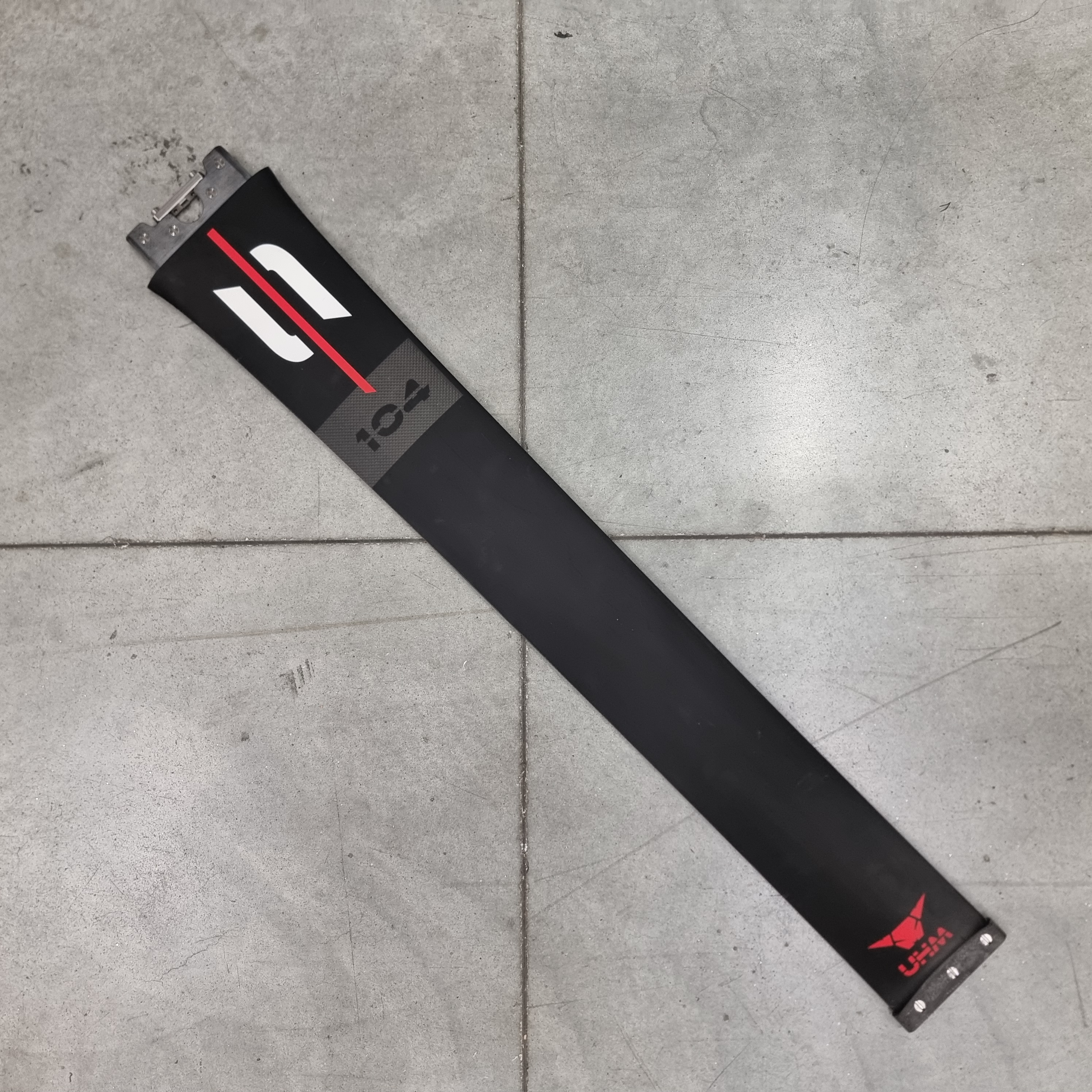 UHM Mast 104 (R6) Red Devil - 2025 B-Surface - ref 0011