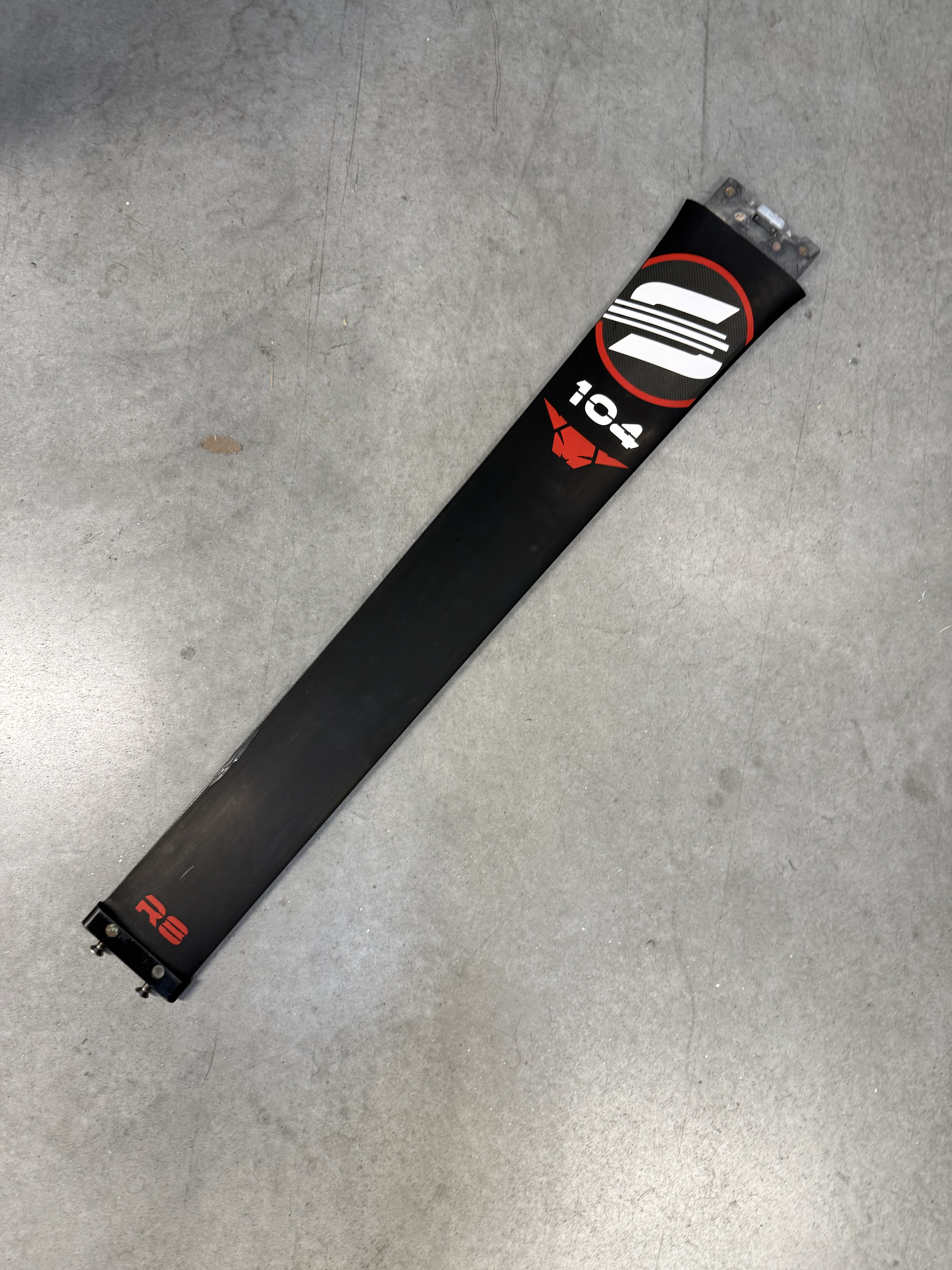 UHM Mast 104 (R8) Red Devil - ref:020
