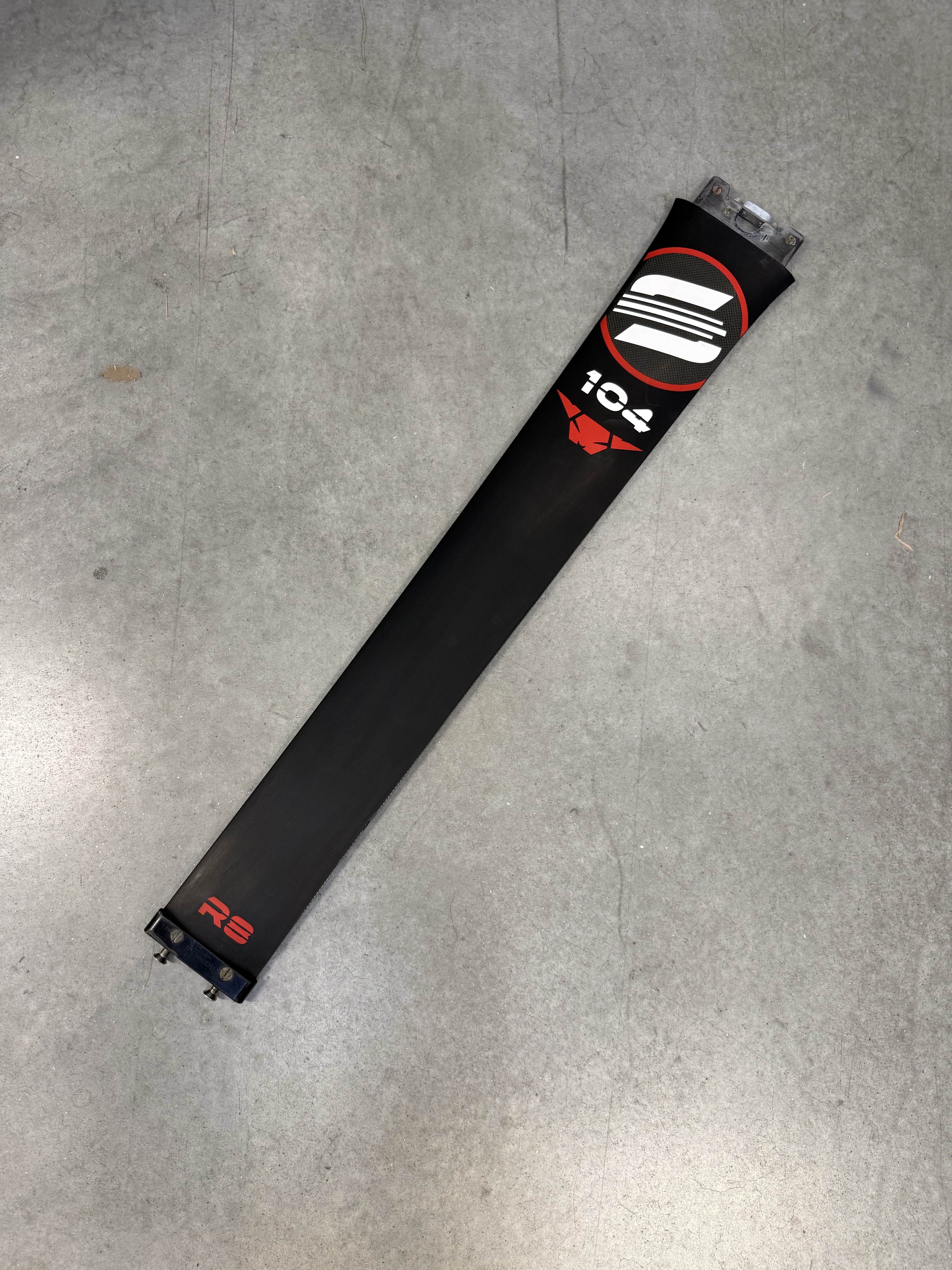 UHM Mast 104 (R8) Red Devil - ref:020