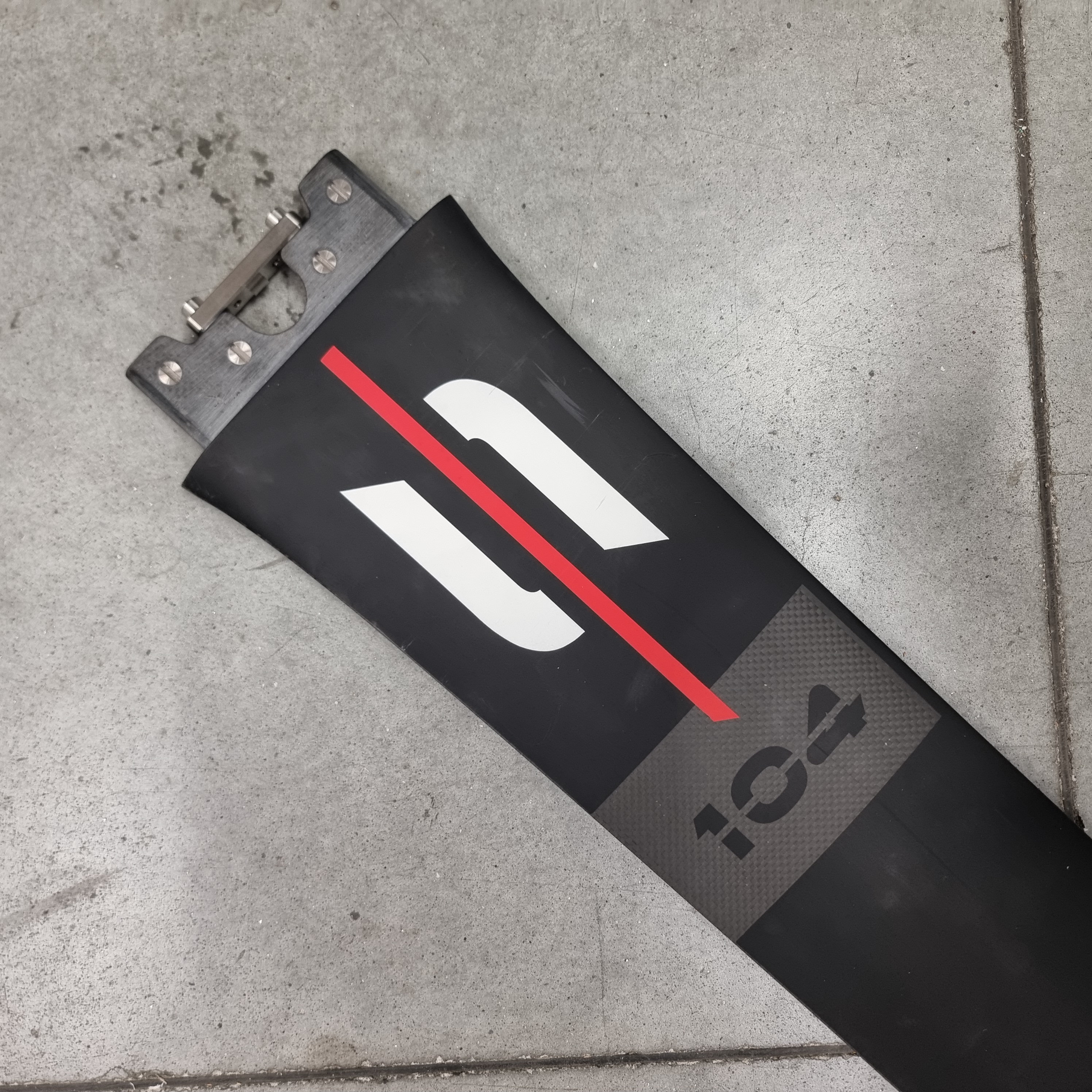 UHM Mast 104 (R6) Red Devil - 2025 B-Surface - ref 0011